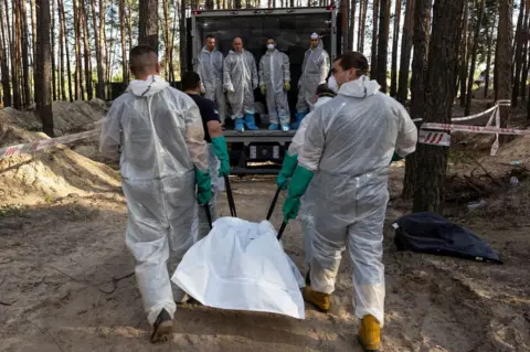 Getty Images Body recovered from mass grave in Izyum, 19 Sep 22