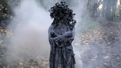 @gettinguptostuff instagram Sculpture of a woman