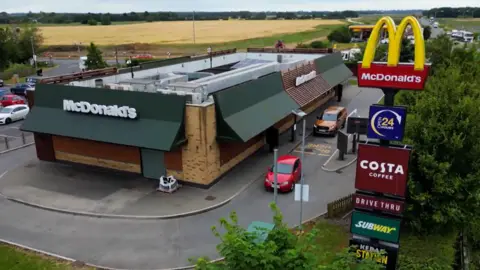 BBC Een luchtfoto van de McDonald's in Caxton in Cambridgeshire, waar de slachtoffers werkten