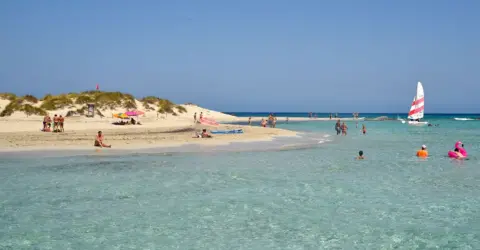 Getty Images مردم در جزیره Isla de S'Espalmador در 1 اوت 2020 در Formentera، اسپانیا جمع می شوند.