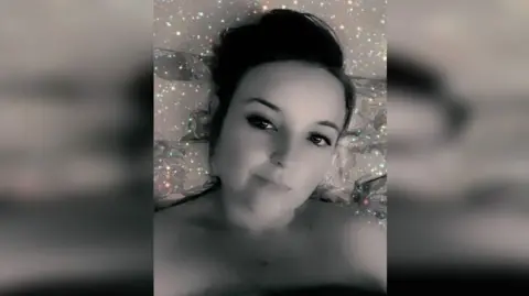 MET POLICE Natalie olha para a câmera em uma selfie filtrada em preto e branco.