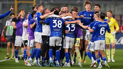 Como players celebrate after securing Champions League qualification.
