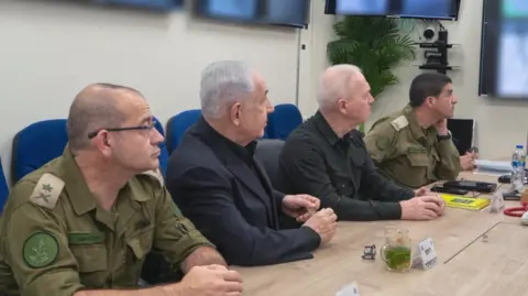 EVN Israeli Prime Minister Benjamin Netanyahu (2nd left) and Defense Minister Yoav Gallant (3rd left) at an IDF military base in Tel Aviv on 25 August 2024.