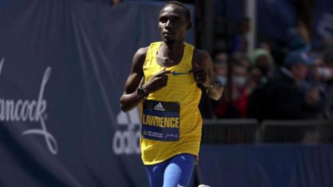  Lawrence Cherono competing at the 2022 Boston Marathon