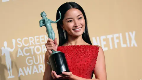 Getty Images Anna Sawai, pemenang Kinerja Luar Biasa oleh Aktor Wanita dalam Serial Drama untuk "Shōgun," Pose di ruang pers selama 31 tahunan Actors Actors Guild Awards di Shrine Auditorium dan Expo Hall pada 23 Februari 2025 di Los Angeles, California.