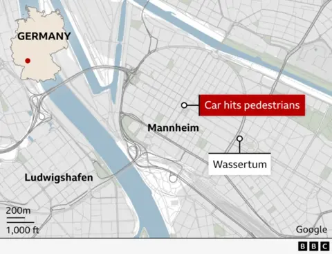 Map showing Mannheim, where a ring road encases the city centre, and in the very centre of that, a red tag shows where the car hit pedestrians