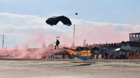 Clacton Airshow Tigers Army Parachute Display 2022