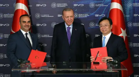 Republic of Türkiye Directorate of Communications The deal was signed at an event attended by BYD's chief executive Wang Chuanfu and President Recep Tayyip Erdogan