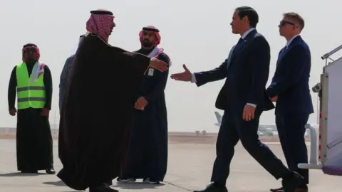 Reuters US Secretary of State Marco Rubio (right) shakes hands with Saudi Arabia's Deputy Minister for Protocol Affairs Abdulmajeed Al-Smari at King Khalid International Airport, in Riyadh (17/02/25)