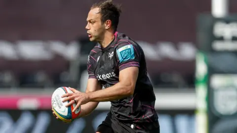Evardi Boshoff in action for Ospreys