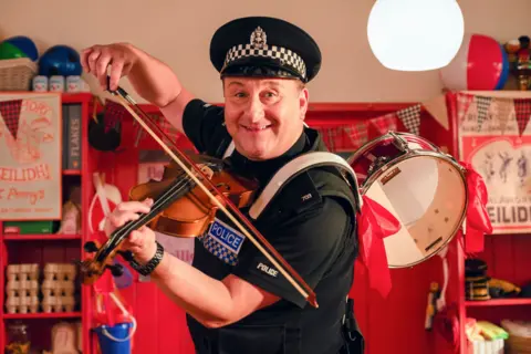 Lion TV Media Scotland/BBC PC Plum (ANDREW AGNEW)  one-man-band