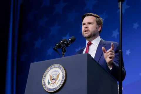 Getty Images O vice-presidente dos EUA, J.D. Vance, discursa no Walter E. no Café da Manhã Nacional de Oração Católica no Centro de Convenções de Washington