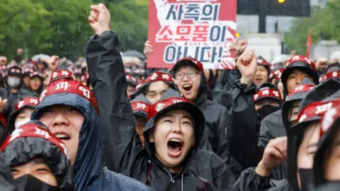 Een medewerker van de National Samsung Electronics Union (NSEU) roept een slogan tijdens een algemene staking om de productie tussen 8 en 10 juli te stoppen, buiten de Samsung Electronics Nano City Hwaseong-campus in Hwaseong, Zuid-Korea, 8 juli 2024. REUTERS/Kim Soo- hyeon