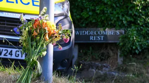 Imágenes de Getty Images. Se ven flores frente a la casa de Ann Widdecombe en Haytor el 11 de julio de 2026 en Dartmoor.