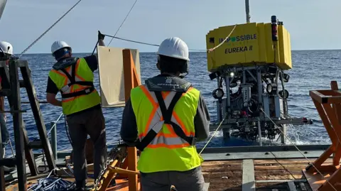 The impossible metal crew reduces a mining machine from impossible metals in the sea.