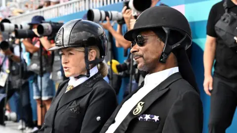 Reuters De Amerikaanse rapper Snoop Dogg kijkt naar de Grand Prix-special van het dressuurteam