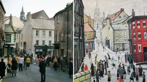 The Estate of LS Lowry/Charlotte Payn No lado direito, uma pintura de Lowry da Bridge Street em Berwick com os tradicionais homens e cães de palitos de fósforo. À direita, uma recriação moderna dela com pessoas vestidas da mesma maneira e em posições semelhantes  