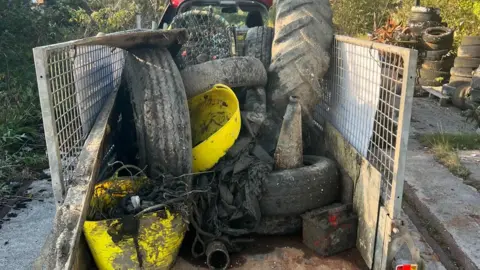 Recuperan una tonelada de basura en una playa de Plymouth