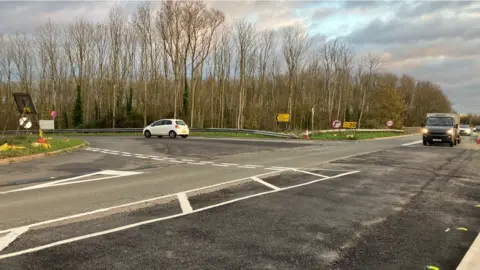 A picture of the Lodge Hill junction, which shows new give way markings on Oxford Road. It means that traffic heading out of Abingdon, turning right onto the A34 have right of way over oncoming traffic.