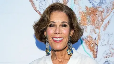 Sean Zanni/Patrick McMullan vía Getty Images Peggy Siegal, sonriendo, con un par de aretes grandes