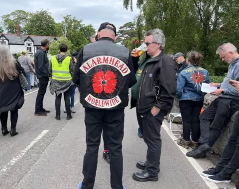 Alarm fan at Mike Peters funeral