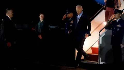 Reuters Biden en route to Camp David