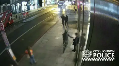City of London Police CCTV of phone snatcher 