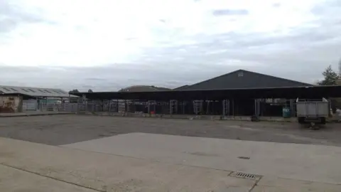 Geographer/Geograph A large barn 