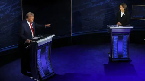 Reuters Presiden Donald Trump menunjuk ke arah calon presiden dari Partai Demokrat, Wakil Presiden Kamala Harris, saat dia berbicara dalam debat presiden