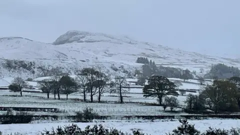  Snowy mountains pictured in Llanuwchllyn, Gwynedd. 