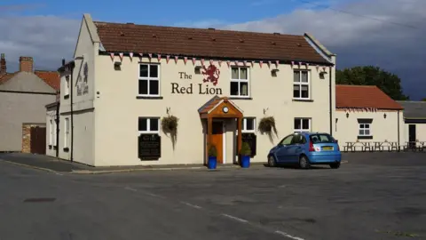 Ian S/Geograph The Red Lion pub in Crowle