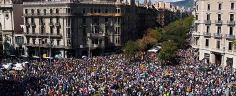 Getty Images People demonstrate outside the Catalan Vice-President and Economy office as police officers holds a searching operation inside on September 20, 2017 in Barcelona