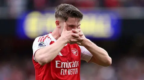 Viktor Gyokeres celebrates with his hands over his face