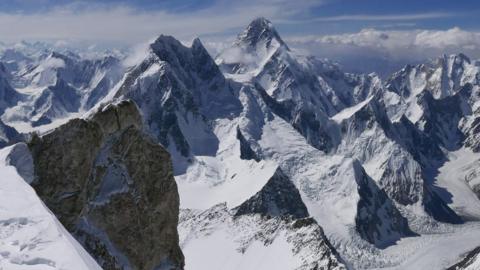 K2: 'Savage Mountain' beckons for unprecedented winter climb - BBC News