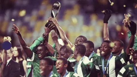 Getty Images The Nigerian team celebrate with the trophy after winning the Fifa Under-17 World Cup 2015 final match between Mali and Nigeria at Estadio Sausalito in Chile - 8 November 2015