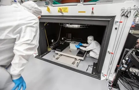 J.Orrell/SLAC National Accelerator Laboratory) Pin hole set-up