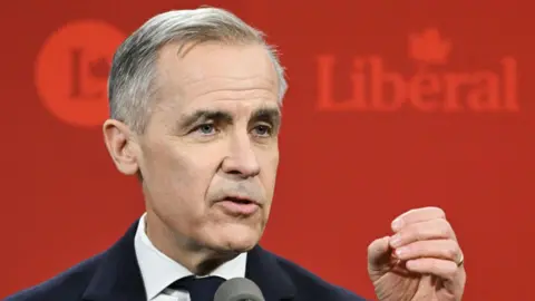 O ex -governador do Getty Images Bank do Canadá e o líder do Partido Liberal Mark Carney, 24 de fevereiro de 2025, falando durante o debate de liderança do Partido Liberal em Montreal, Canadá na segunda -feira.