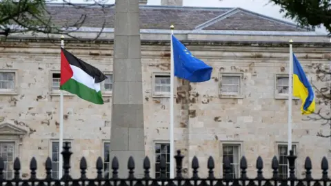 Niall Carson/PA Wire Et palestinsk flagg vaier utenfor Leinster House, Dublin, etter regjeringens beslutning om å offisielt anerkjenne staten Palestina.  Fotodato: tirsdag 28. mai 2024