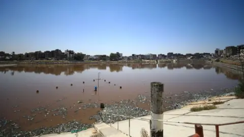 Getty Images Air yang terkontaminasi di laguna Sheikh Radwan di Gaza utara (21 Juli 2024)