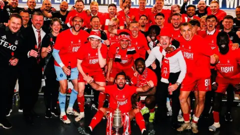 Aberdeen FC Aberdeen players celebrating with trophy.