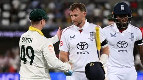 Joe Root shakes hands with Steve Smith after batting while Jofra Archer walks off behind him