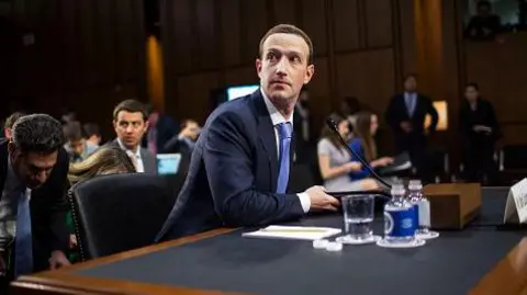 Getty Images Le co-fondateur et PDG de Facebook, Mark Zuckerberg, témoigne devant une audience du comité sénatorial mixte de la justice et du commerce dans le bâtiment Hart du bureau du Sénat à Capitol Hill, le 10 avril 2018. 