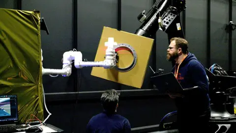 Astronomical astronomers and a typical robotic arm to relieve space debris