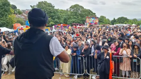 Faisal Sultani Desi Fest Mela Sheffield multitud en Firth Park