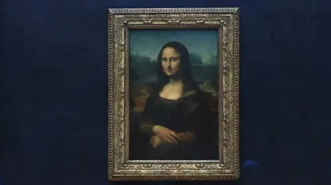 Reuters Une photo de la Joconde de Léonard de Vinci accrochée au Louvre