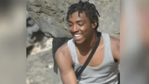 Family handout Derlarno Samuels