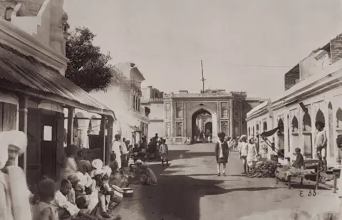 Hulton Archive / Getty Images A street Leading to City Palace, Jaipur