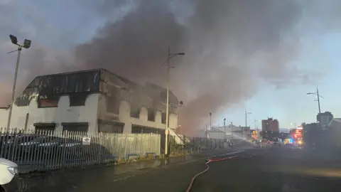 Tras el incendio, el Servicio de Bomberos y Rescate de Greater Manchester (GMFRS) ha dejado edificios calcinados en Bury New Road.