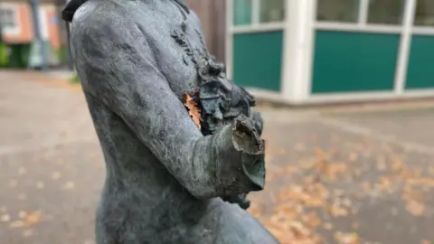 La statue de Simon Ford Robin des Bois et de Lady Marian vandalisée à Edwinstowe, dans le Nottinghamshire