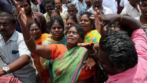Reuters kurbanlarının akrabaları, 28 Eylül 2025, Tamil Nadu, Hindistan'ın Karur Bölgesi'nde Tamilaga Vettri Kazhagam Partisi tarafından düzenlenen bir seçim kampanyası mitinginde bir izdiham olayının ardından Karur Hükümeti Tıp Koleji Hastanesi'nin önünde yas tutuyor.